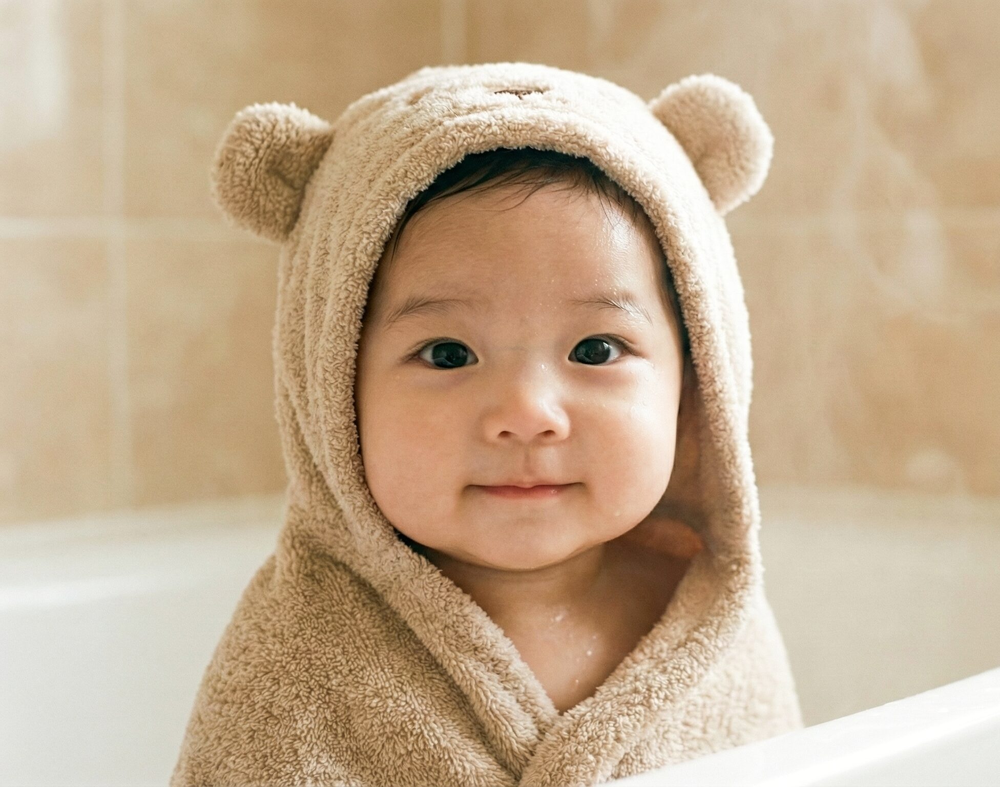 귀여운 곰돌이 목욕가운을 입은 아기사진