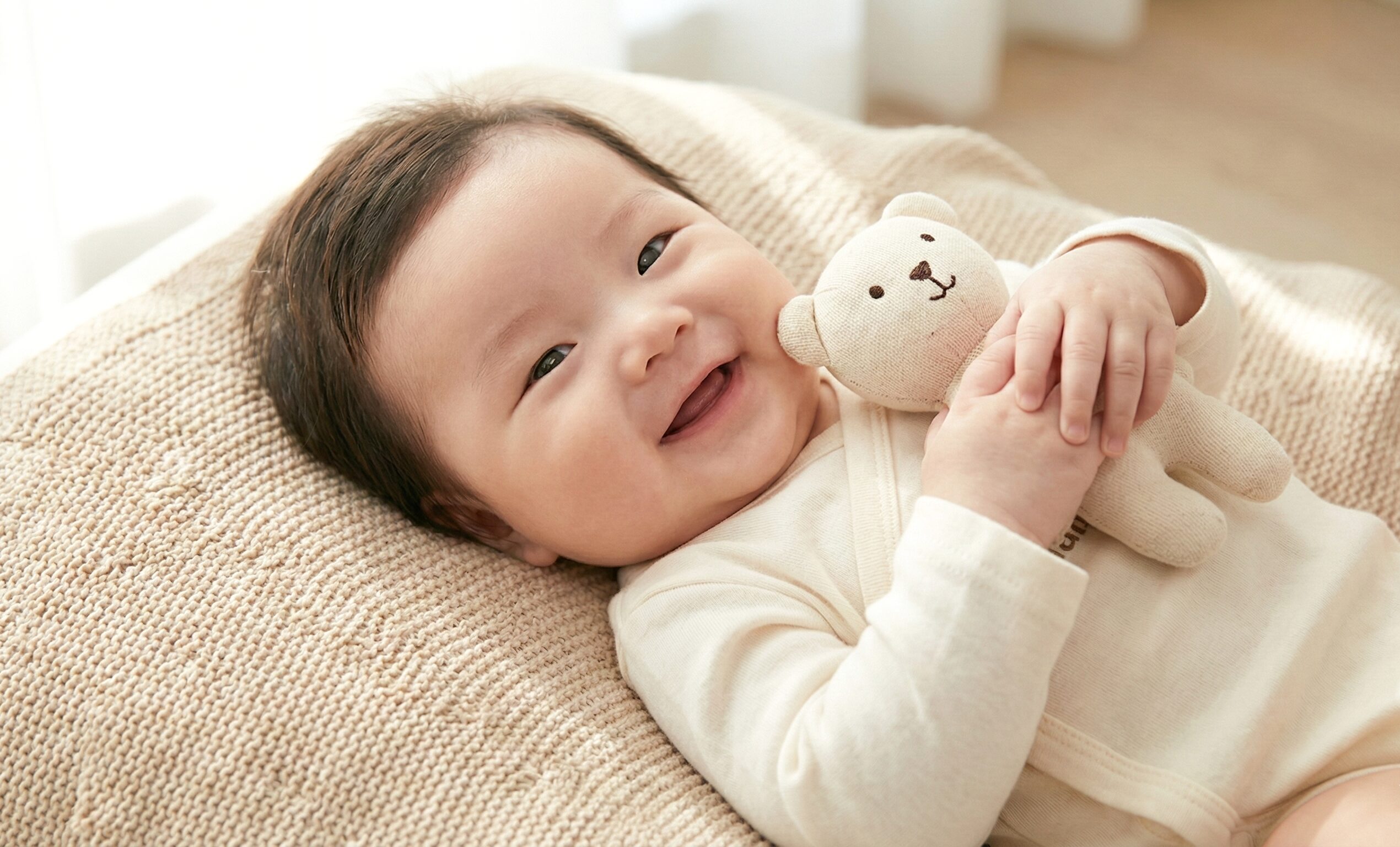 곰돌이를 안고있는 아기